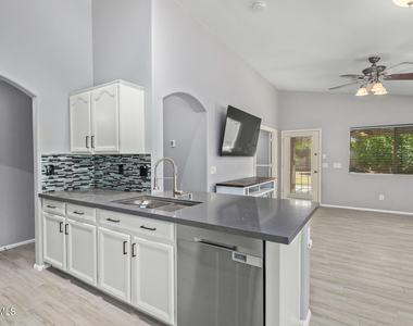 983 E Palomino Way - Photo Thumbnail 11