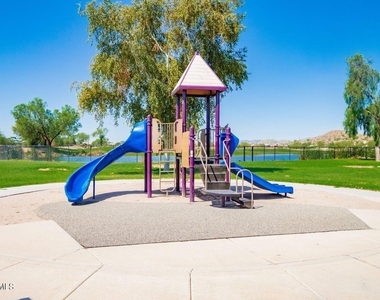983 E Palomino Way - Photo Thumbnail 31