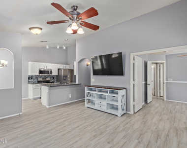 983 E Palomino Way - Photo Thumbnail 6