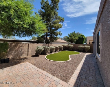 964 W Fairway Drive - Photo Thumbnail 1