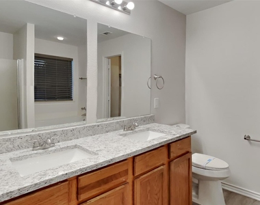 3203 Kingsbrook Drive - Photo Thumbnail 8
