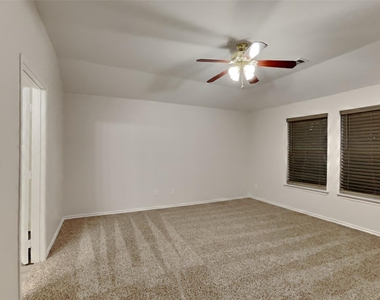 3203 Kingsbrook Drive - Photo Thumbnail 6