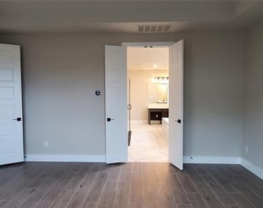 3320 Honey Suckle Lane - Photo Thumbnail 14