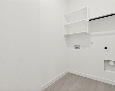 3029 Eriskay Drive - Photo Thumbnail 16