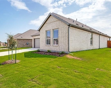3029 Eriskay Drive - Photo Thumbnail 2