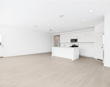 3029 Eriskay Drive - Photo Thumbnail 6
