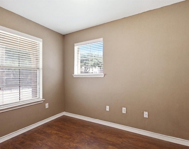 2113 Grove Park Lane - Photo Thumbnail 3