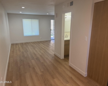 601 E Palo Verde Drive - Photo Thumbnail 4