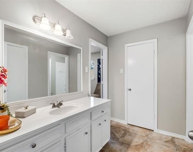 310 Candlewood Place - Photo Thumbnail 12