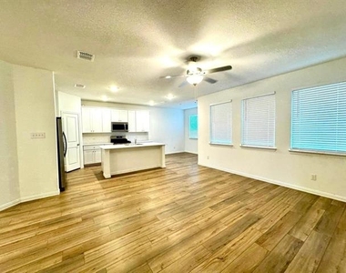 1012 Longleaf Lane - Photo Thumbnail 2
