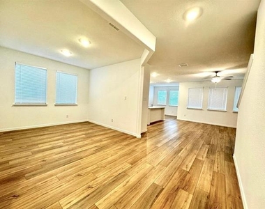 1012 Longleaf Lane - Photo Thumbnail 4