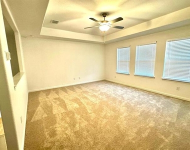 1012 Longleaf Lane - Photo Thumbnail 11