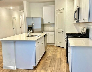1012 Longleaf Lane - Photo Thumbnail 5