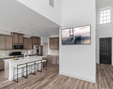 992 Emil Place - Photo Thumbnail 3