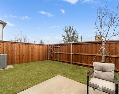 992 Emil Place - Photo Thumbnail 12