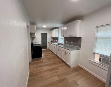 622 N Austin Street - Photo Thumbnail 5
