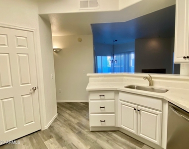 600 W Grove Parkway - Photo Thumbnail 8