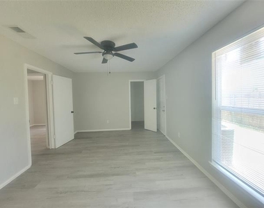 3411 Stonewall Lane - Photo Thumbnail 12