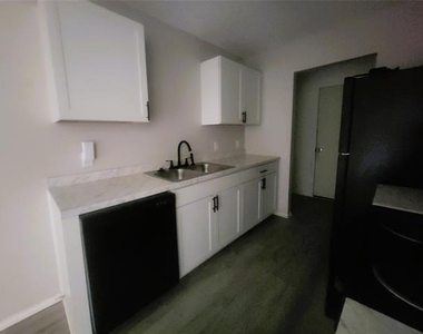 3411 Stonewall Lane - Photo Thumbnail 6