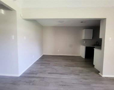 3411 Stonewall Lane - Photo Thumbnail 4