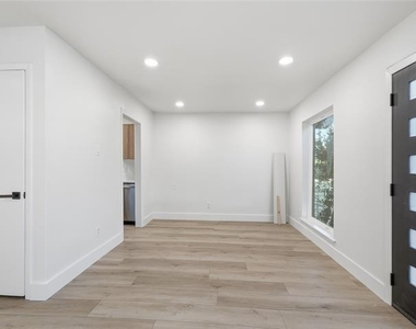1721 R Avenue - Photo Thumbnail 3
