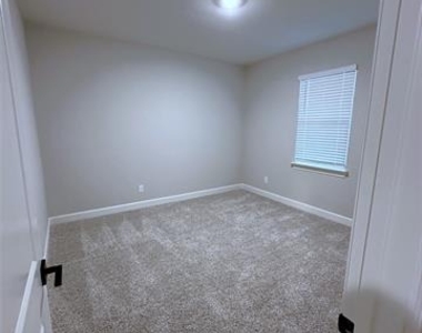 2024 Brentwood Drive - Photo Thumbnail 7