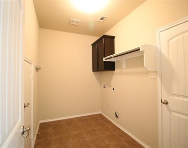 2101 Hickory Trail - Photo Thumbnail 15