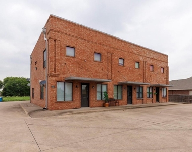 202 W Jefferson Street - Photo Thumbnail 6