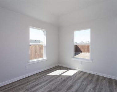 512 Pepperbark Avenue - Photo Thumbnail 9