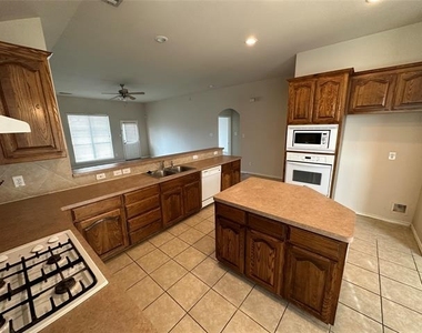 3164 Guadaloupe - Photo Thumbnail 6