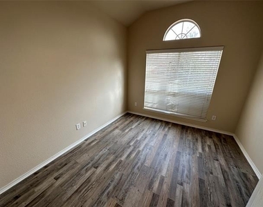 3164 Guadaloupe - Photo Thumbnail 4
