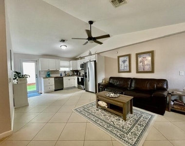 5216 Ne 20th Avenue - Photo Thumbnail 2