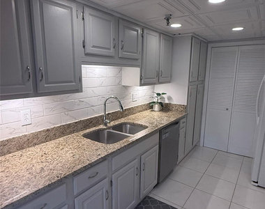 859 Jeffery Street - Photo Thumbnail 2