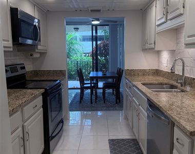 859 Jeffery Street - Photo Thumbnail 4