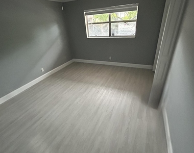 6361 N Falls Cir Drive - Photo Thumbnail 8