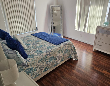 2260 Ne 67th Street - Photo Thumbnail 5