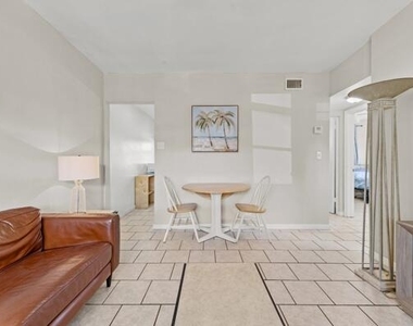 1127 Ne 5th Avenue - Photo Thumbnail 5