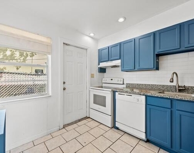 1127 Ne 5th Avenue - Photo Thumbnail 1