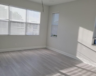 9044 Kingsmoor Way - Photo Thumbnail 7