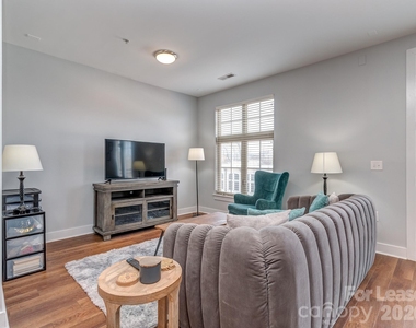 1101 W 1st Street - Photo Thumbnail 10