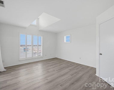 18883 Vineyard Point Lane - Photo Thumbnail 8