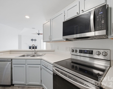 18883 Vineyard Point Lane - Photo Thumbnail 7