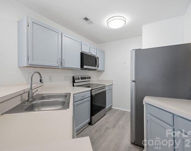 18883 Vineyard Point Lane - Photo Thumbnail 4
