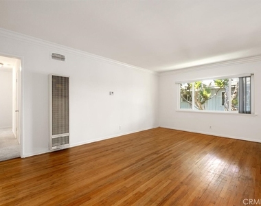 5851 Woodman Avenue - Photo Thumbnail 5