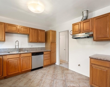 5851 Woodman Avenue - Photo Thumbnail 10