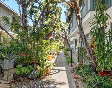 5851 Woodman Avenue - Photo Thumbnail 2