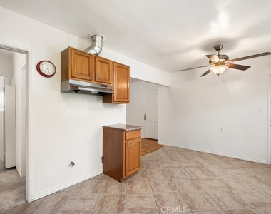 5851 Woodman Avenue - Photo Thumbnail 7