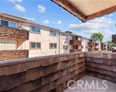 5349 Newcastle Avenue - Photo Thumbnail 2