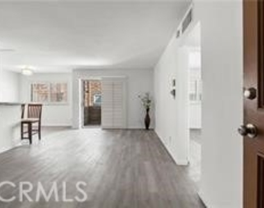 5349 Newcastle Avenue - Photo Thumbnail 5