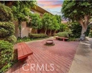 5349 Newcastle Avenue - Photo Thumbnail 17